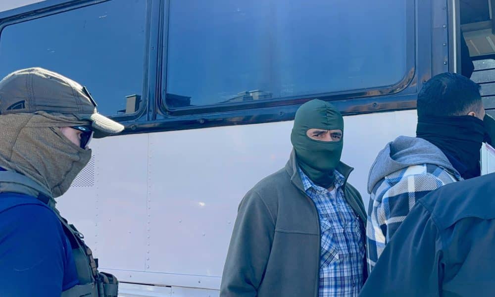 Agentes del Servicio de Inmigración y Control de Aduanas (ICE) esperan afuera de la corte de inmigración, en San Antonio, Texas (Estados Unidos). Imagen de archivo. EFE/ Alejandra Arredondo