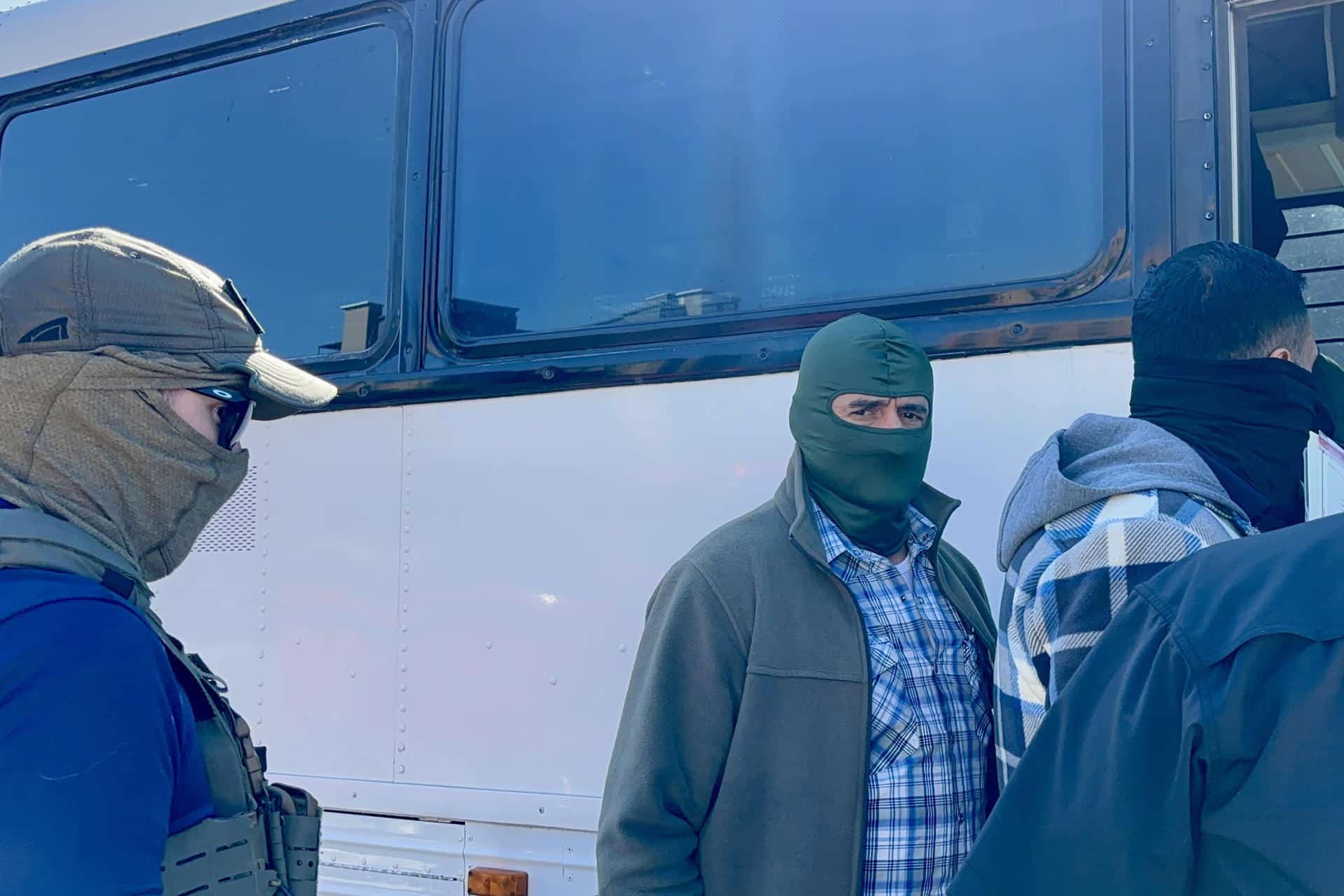 Agentes del Servicio de Inmigración y Control de Aduanas (ICE) esperan afuera de la corte de inmigración, en San Antonio, Texas (Estados Unidos). Imagen de archivo. EFE/ Alejandra Arredondo