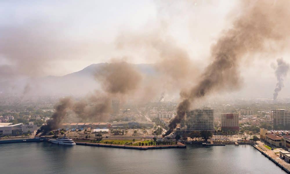 Fotografía aérea donde se ven columnas de humo tras reacciones violentas por el abatimiento de Nemesio Rubén Oseguera Cervantes, alias 'El Mencho', líder del Cártel Jalisco Nueva Generación (CJNG), en Puerto Vallarta (México). EFE/Gerardo Santillán