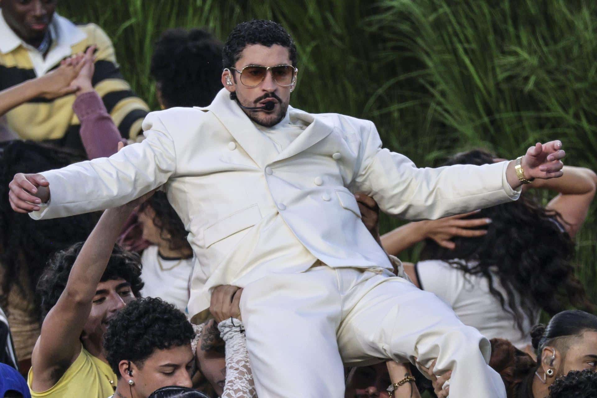 Bad Bunny actúa durante el Apple Music Super Bowl LX Halftime Show en el Levi’s Stadium en Santa Clara, California. EFE/CHRIS TORRES
