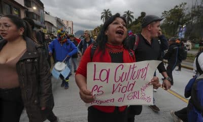 Una mujer grita consignas en una marcha contra un proyecto de ley impulsado por el presidente de Ecuador, Daniel Noboa, este jueves en Quito (Ecuador). EFE/ José Jácome