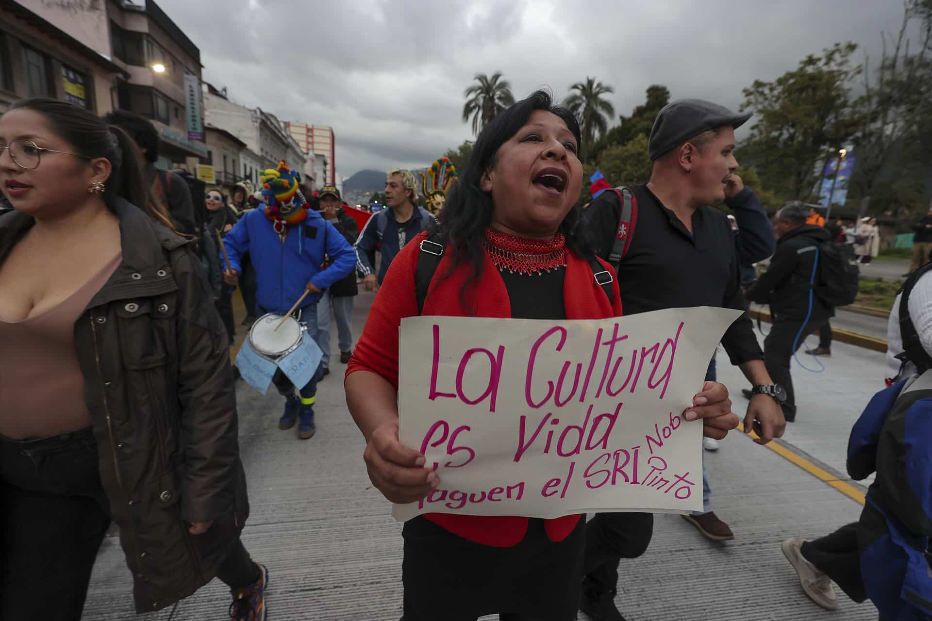 Una mujer grita consignas en una marcha contra un proyecto de ley impulsado por el presidente de Ecuador, Daniel Noboa, este jueves en Quito (Ecuador). EFE/ José Jácome