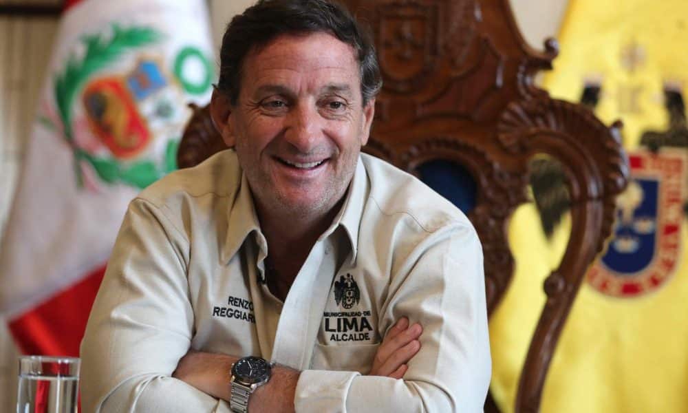El alcalde de Lima, Renzo Reggiardo, sonríe en una entrevista con EFE este miércoles, en Lima (Perú). EFE/ Paolo Aguilar