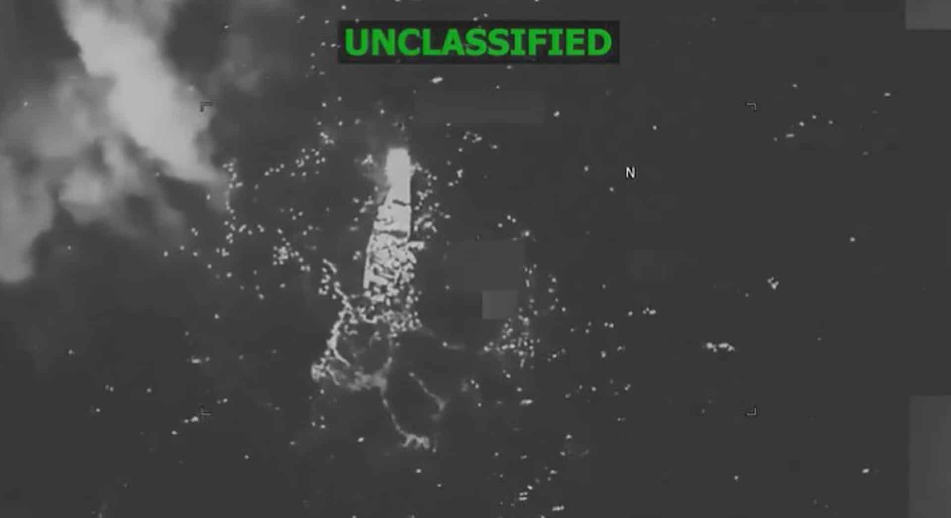 Captura de video tomada de la cuenta en X @Southcom del Comando Sur de Estados Unidos que muestra una lancha presuntamente de narcotraficantes atacada por fuerzas estadounidenses este lunes, en aguas del Caribe. EFE/ @Southcom /SOLO USO EDITORIAL/NO VENTAS/ SOLO DISPONIBLE PARA ILUSTRAR LA NOTICIA QUE ACOMPAÑA (CRÉDITO OBLIGATORIO)