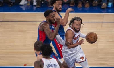 Jalen Brunson (d), de los Knicks, controla el balón en un partido de la NBA entre New York Knicks y Detroit Pistons, en el Madison Square Garden en Nueva York (Estados Unidos). EFE/Ángel Colmenares