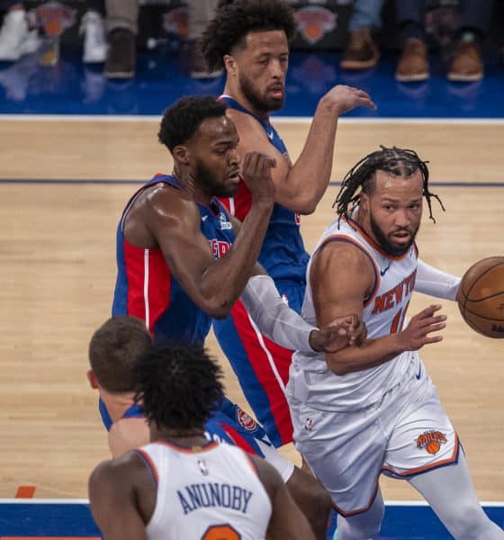 Jalen Brunson (d), de los Knicks, controla el balón en un partido de la NBA entre New York Knicks y Detroit Pistons, en el Madison Square Garden en Nueva York (Estados Unidos). EFE/Ángel Colmenares