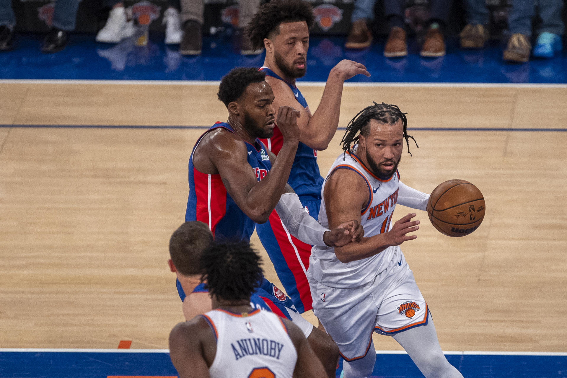 Jalen Brunson (d), de los Knicks, controla el balón en un partido de la NBA entre New York Knicks y Detroit Pistons, en el Madison Square Garden en Nueva York (Estados Unidos). EFE/Ángel Colmenares
