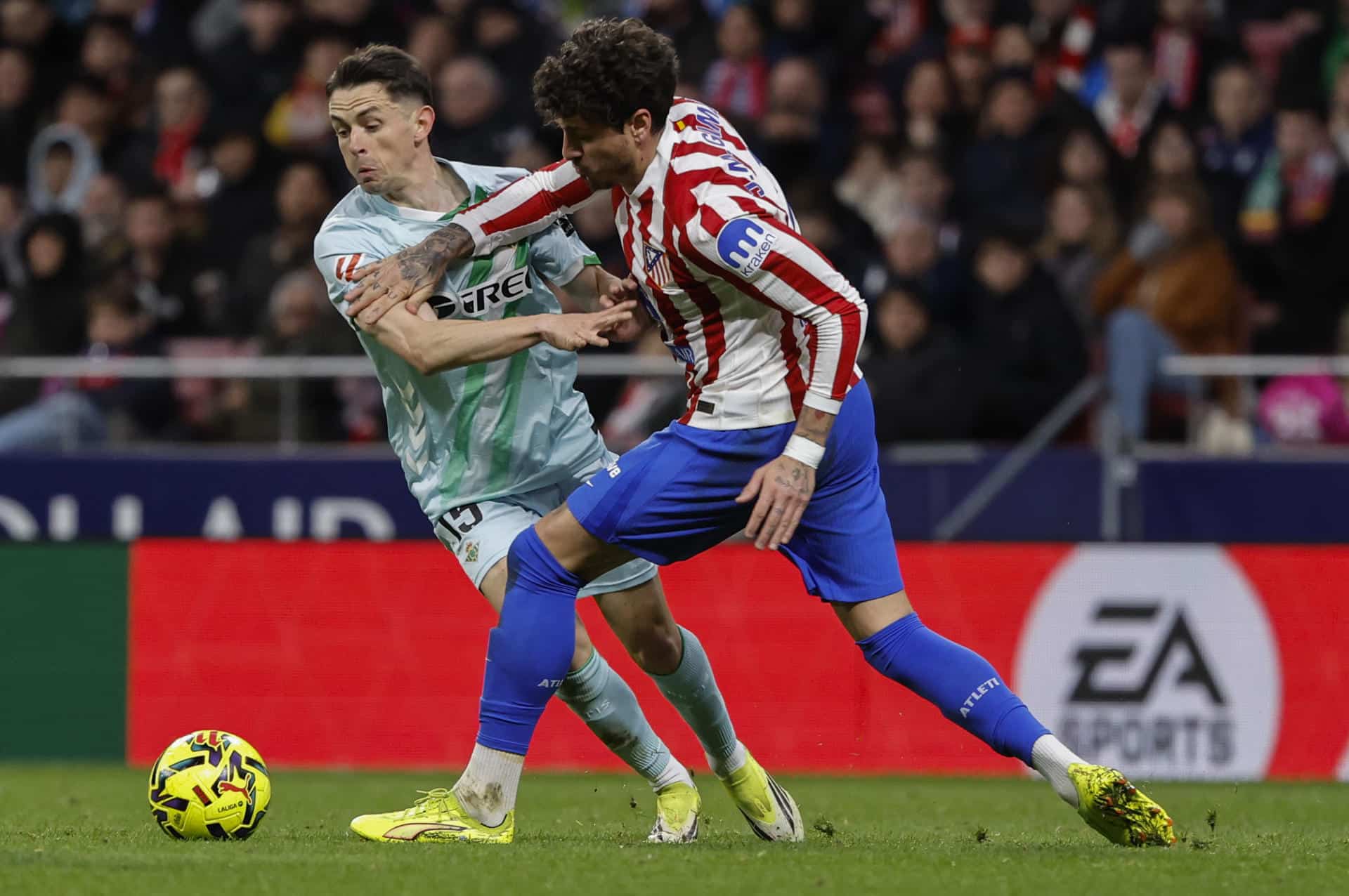 Álvaro Fidalgo (i) pelea un balón con el defensa uruguayo del Atlético José María Giménezs, durante el partido de LaLiga disputado el domingo en el Metropolitano. EFE/Sergio Pérez