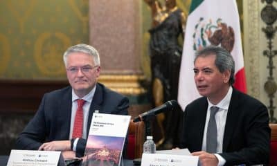 Fotografía cedida por la Secretaría de Hacienda de su titular Edgar Amador Zamora (d) y el secretario general de la OCDE, Mathias Cormann, durante una conferencia de prensa este jueves, en Palacio Nacional en Ciudad de México (México). EFE/ Secretaría de Hacienda/ SOLO USO EDITORIAL/NO VENTAS/SOLO DISPONIBLE PARA ILUSTRAR LA NOTICIA QUE ACOMPAÑA (CRÉDITO OBLIGATORIO)