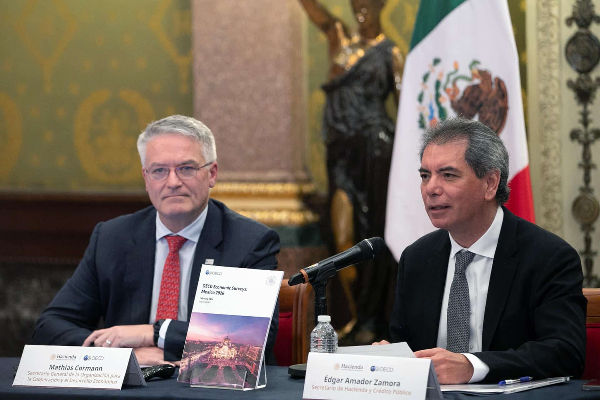 Fotografía cedida por la Secretaría de Hacienda de su titular Edgar Amador Zamora (d) y el secretario general de la OCDE, Mathias Cormann, durante una conferencia de prensa este jueves, en Palacio Nacional en Ciudad de México (México). EFE/ Secretaría de Hacienda/ SOLO USO EDITORIAL/NO VENTAS/SOLO DISPONIBLE PARA ILUSTRAR LA NOTICIA QUE ACOMPAÑA (CRÉDITO OBLIGATORIO)