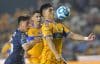 Vladimir Loroña (d) de Tigres disputa el balón con Alexei Domínguez de Pachuca este viernes, en un partido de la jornada 7 del Torneo Clausura de la Liga MX entre Tigres UANL y Pachuca, en el Estadio Universitario en San Nicolás de los Garza (México). EFE/ Miguel Sierra
