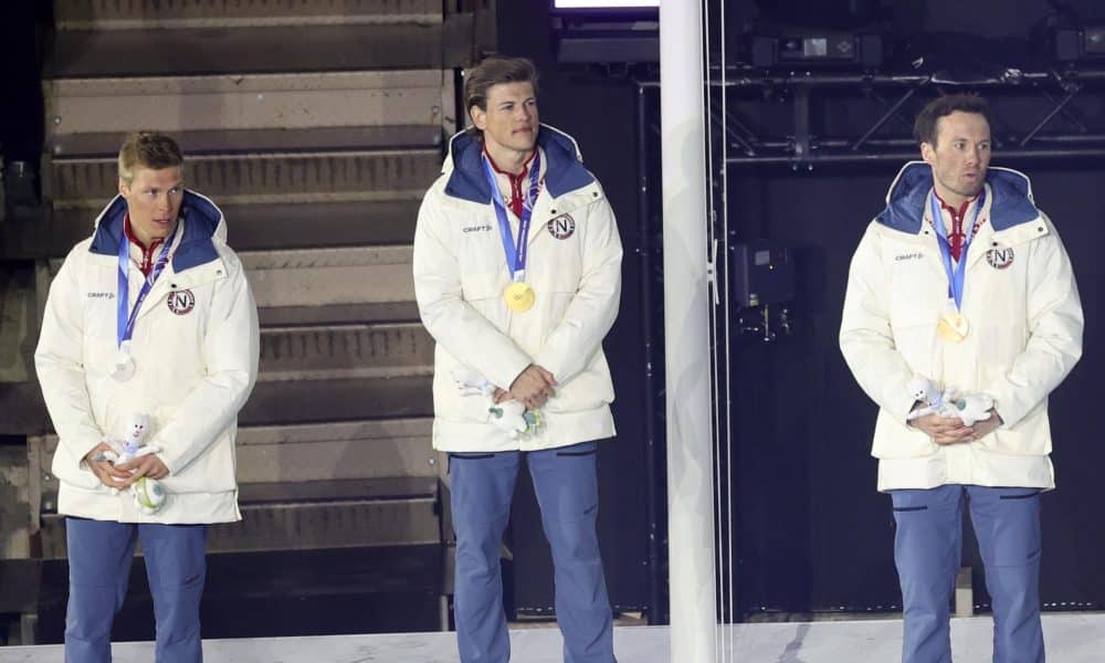 Johannes Hoesflot Klaebo (C), junto al medalla de plata, el noruego Martin Loewstroem Nyenget (I) y el bronce, el también noruego Emil Iversen, podio de los 50 km. de los Juegos de Invierno de Milán Cortina 2026. EFE/EPA/TERESA SUAREZ