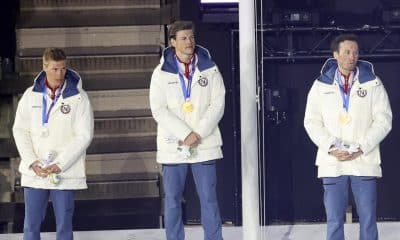 Johannes Hoesflot Klaebo (C), junto al medalla de plata, el noruego Martin Loewstroem Nyenget (I) y el bronce, el también noruego Emil Iversen, podio de los 50 km. de los Juegos de Invierno de Milán Cortina 2026. EFE/EPA/TERESA SUAREZ