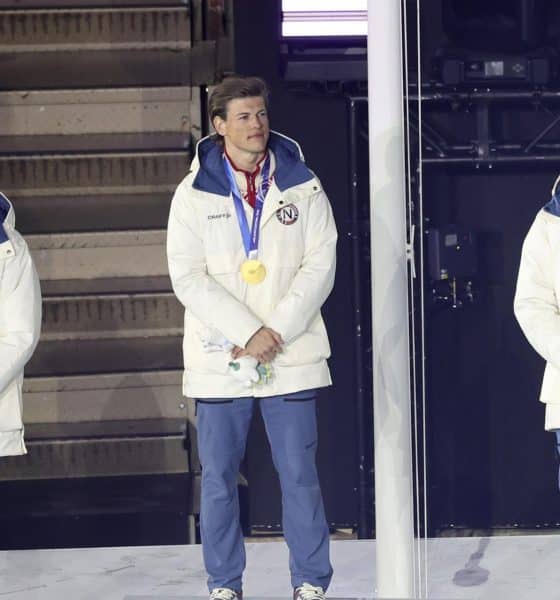 Johannes Hoesflot Klaebo (C), junto al medalla de plata, el noruego Martin Loewstroem Nyenget (I) y el bronce, el también noruego Emil Iversen, podio de los 50 km. de los Juegos de Invierno de Milán Cortina 2026. EFE/EPA/TERESA SUAREZ