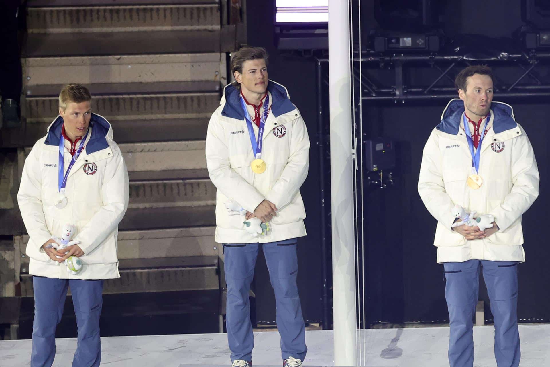 Johannes Hoesflot Klaebo (C), junto al medalla de plata, el noruego Martin Loewstroem Nyenget (I) y el bronce, el también noruego Emil Iversen, podio de los 50 km. de los Juegos de Invierno de Milán Cortina 2026. EFE/EPA/TERESA SUAREZ