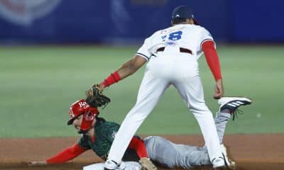 Connor Hollis (i) de los Charros mexicanos se barre a segunda base ante Jean Arnaez (i), de los Federales panameños este lunes, durante un juego de la segunda jornada de la Serie del Caribe de Béisbol en el Estadio Panamericano de Guadalajara. EFE/ Francisco Guasco