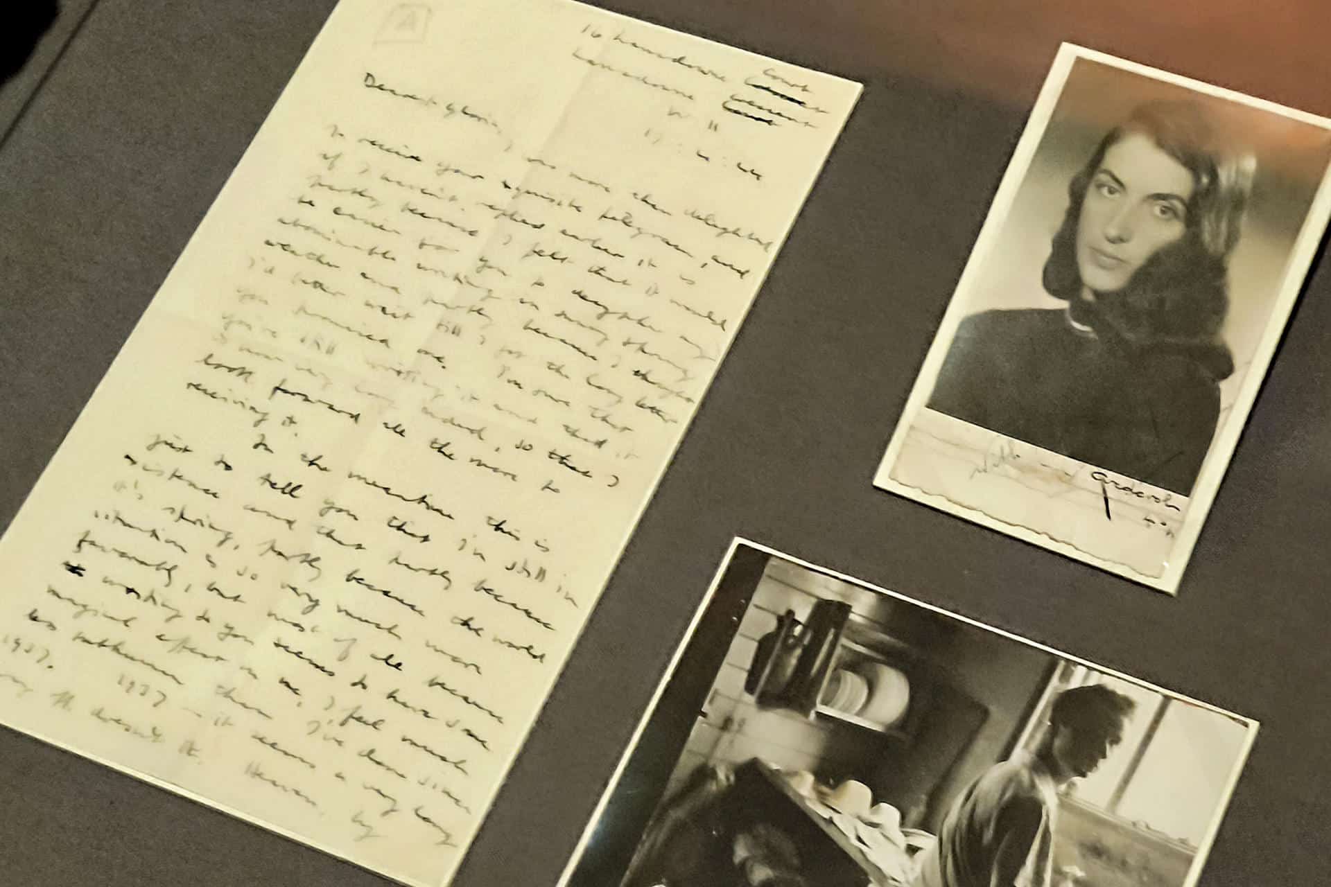 Una muestra de los Archivos Nacionales británicos invita a los visitantes a descubrir cartas de amor que han sobrevivido a siglos de guerras o al olvido. EFE/ Guillermo Garrido Serrano