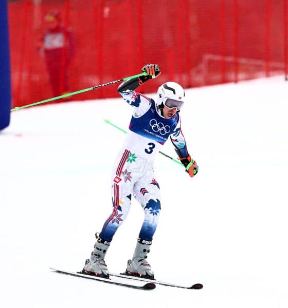 El brasileño Lucas Pinheiro tras ganar el eslálom gigante masculino de las competiciones de esquí alpino en los Juegos Olímpicos de Invierno Milano Cortina 2026, centro de esquí Stelvio en Bormio, Italia.EFE/EPA/ANNA SZILAGYI