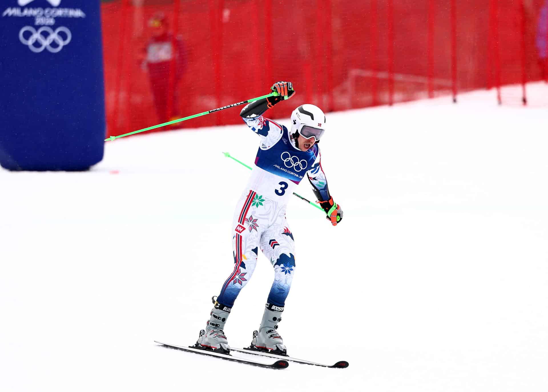 El brasileño Lucas Pinheiro tras ganar el eslálom gigante masculino de las competiciones de esquí alpino en los Juegos Olímpicos de Invierno Milano Cortina 2026, centro de esquí Stelvio en Bormio, Italia.EFE/EPA/ANNA SZILAGYI