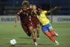 Zoraida Blanco (i), de Venezuela, disputa un balón con Sintia Cabezas, de Colombia, en un partido del Sudamericano Femenino Sub-20 entre Venezuela y Colombia en el estadio Luis Alfonso Giagni en Villa Elisa (Paraguay). EFE/Juan Pablo Pino
