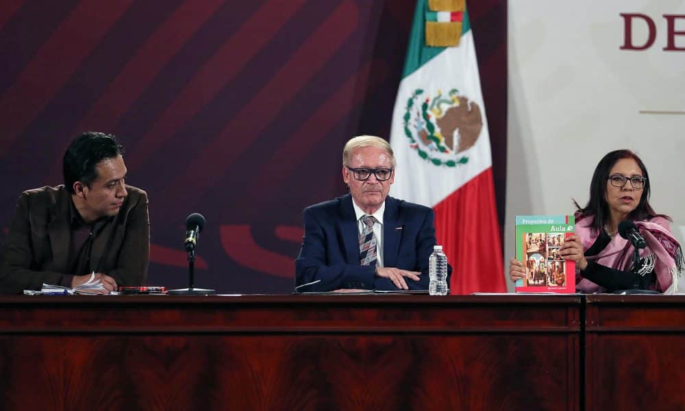 Imagen de archivo del extitular de la Dirección General de Materiales Educativos (DGME) Marx Arriaga (i). EFE/Sáshenka Gutiérrez