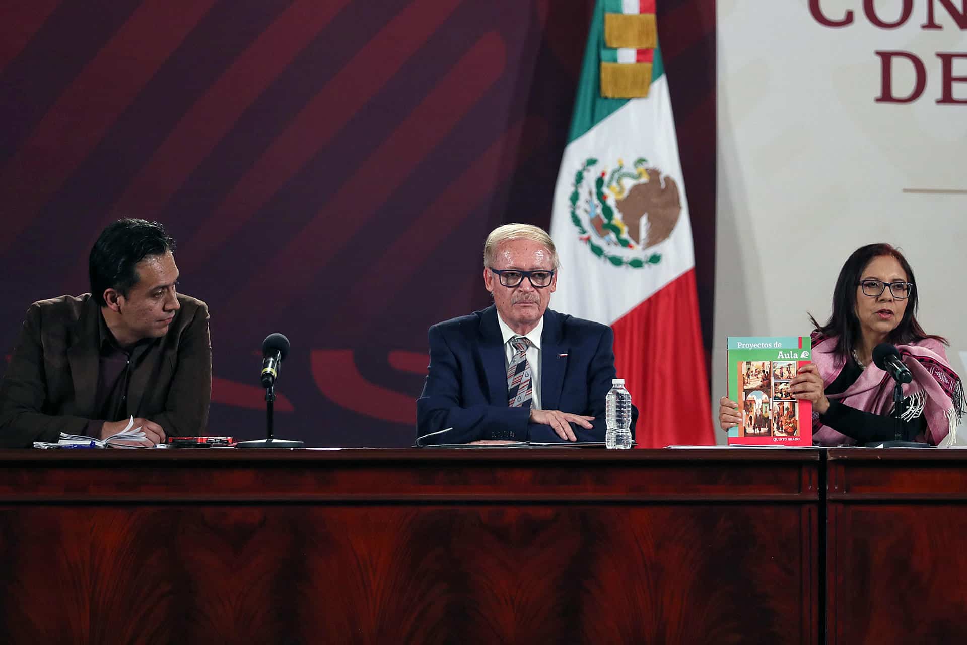 Imagen de archivo del extitular de la Dirección General de Materiales Educativos (DGME) Marx Arriaga (i). EFE/Sáshenka Gutiérrez