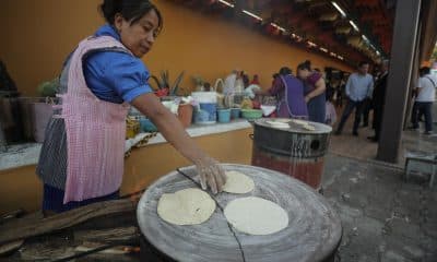 Fotografía de archivo donde aparece una mujer mientras prepara tortillas de maíz. EFE/Isaac Esquivel