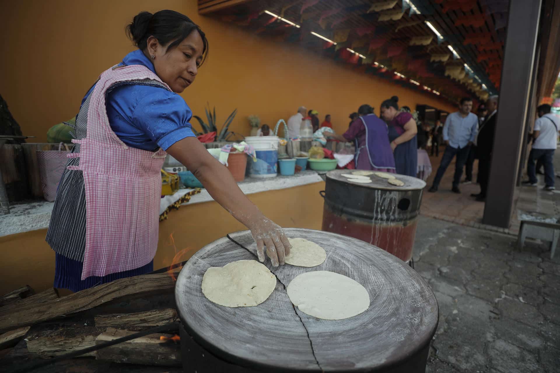 Fotografía de archivo donde aparece una mujer mientras prepara tortillas de maíz. EFE/Isaac Esquivel