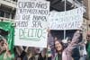 Mujeres sostienen carteles en una manifestación que conmemora los 4 años del Aborto Libre en Colombia este sábado, en Bogotá (Colombia). EFE/ Martina Castells
