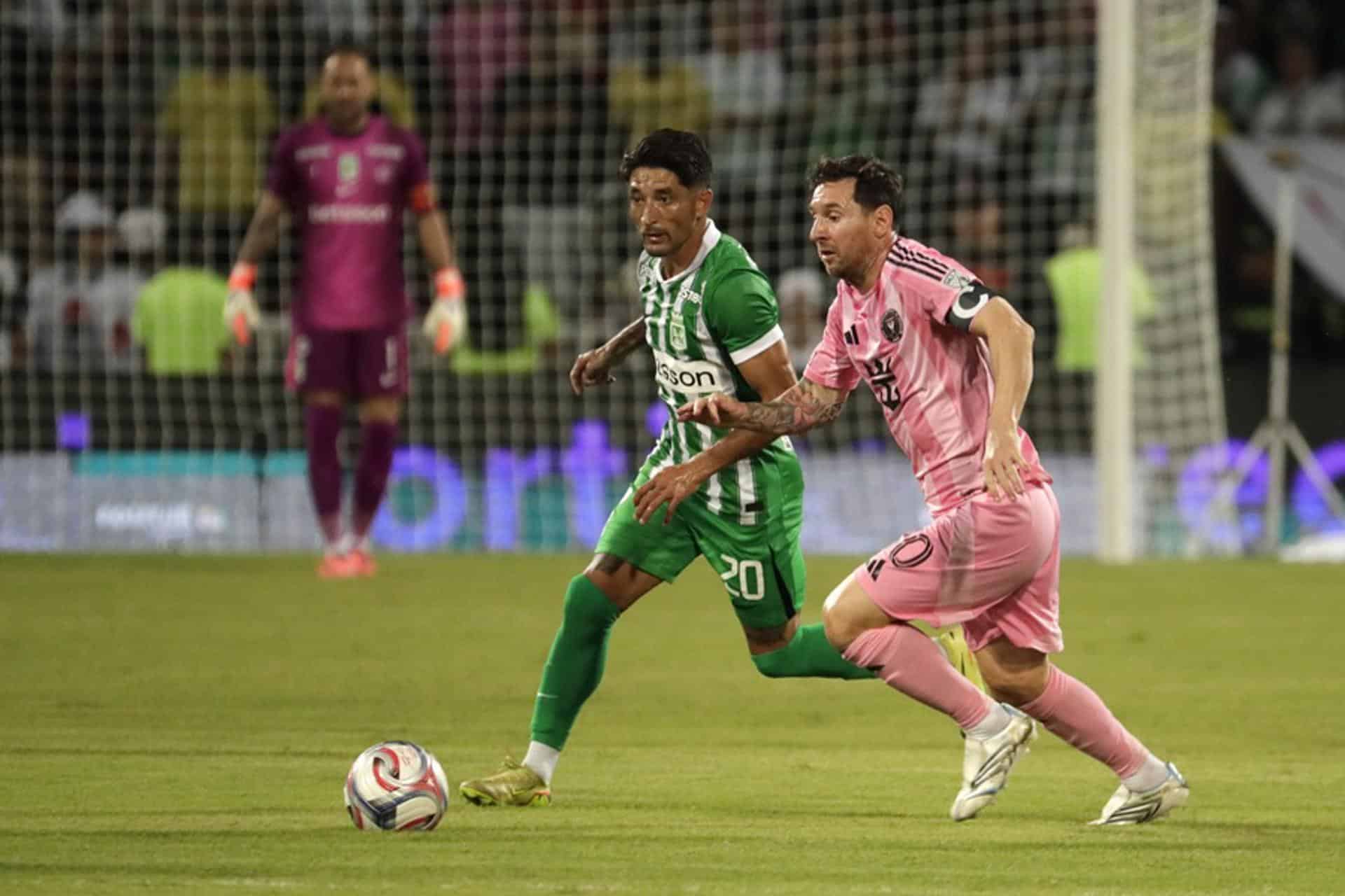 Lionel Messi (d) del Inter Miami disputa el balón con Milton Casco de Atlético Nacional durante un partido amistoso en el estadio Atanasio Girardot, en Medellín (Colombia). EFE/ Carlos Ortega
