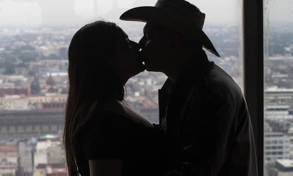 Una pareja se besa en el mirador de la Torre Latinoamericana de la Ciudad de México (México). Imagen de archivo. EFE/ Isaac Esquivel