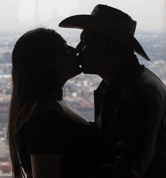 Una pareja se besa en el mirador de la Torre Latinoamericana de la Ciudad de México (México). Imagen de archivo. EFE/ Isaac Esquivel