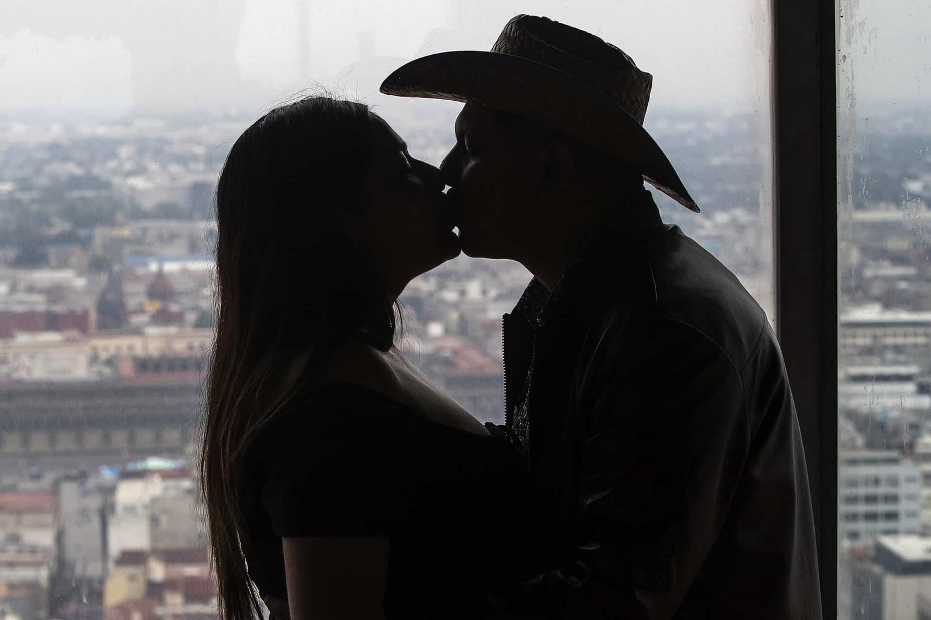 Una pareja se besa en el mirador de la Torre Latinoamericana de la Ciudad de México (México). Imagen de archivo. EFE/ Isaac Esquivel