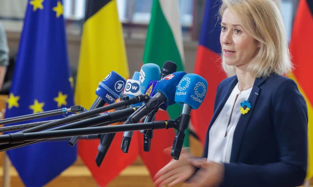 La Alta Representante de la Unión Europea para Asuntos Exteriores y Política de Seguridad, Kaja Kallas, habla con la prensa al inicio de un Consejo de Asuntos Exteriores en Bruselas, Bélgica, 23 de enero de 2026. Los jefes de Asuntos Exteriores de la UE se reúnen con un intercambio de puntos de vista con el Ministro de Asuntos Exteriores de Ucrania, Andrii Sybiha, quien participará a través de VTC. El Consejo discutirá luego la guerra de Rusia contra Ucrania. Durante el almuerzo, los ministros de la UE intercambiarán informalmente puntos de vista con el Alto Representante para Gaza, Nickolay Mladenov. Finalmente, el Consejo discutirá la situación en Oriente Medio. (Bélgica, Rusia, Ucrania, Bruselas) EFE/EPA/OLIVIER MATTHYS