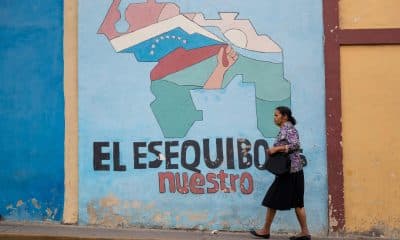 Fotografía de archivo que muestra a una persona caminando frente a un muro con un mensaje alegórico al territorio del Esequibo, en Caracas (Venezuela). EFE/ Ronald Peña