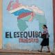 Fotografía de archivo que muestra a una persona caminando frente a un muro con un mensaje alegórico al territorio del Esequibo, en Caracas (Venezuela). EFE/ Ronald Peña