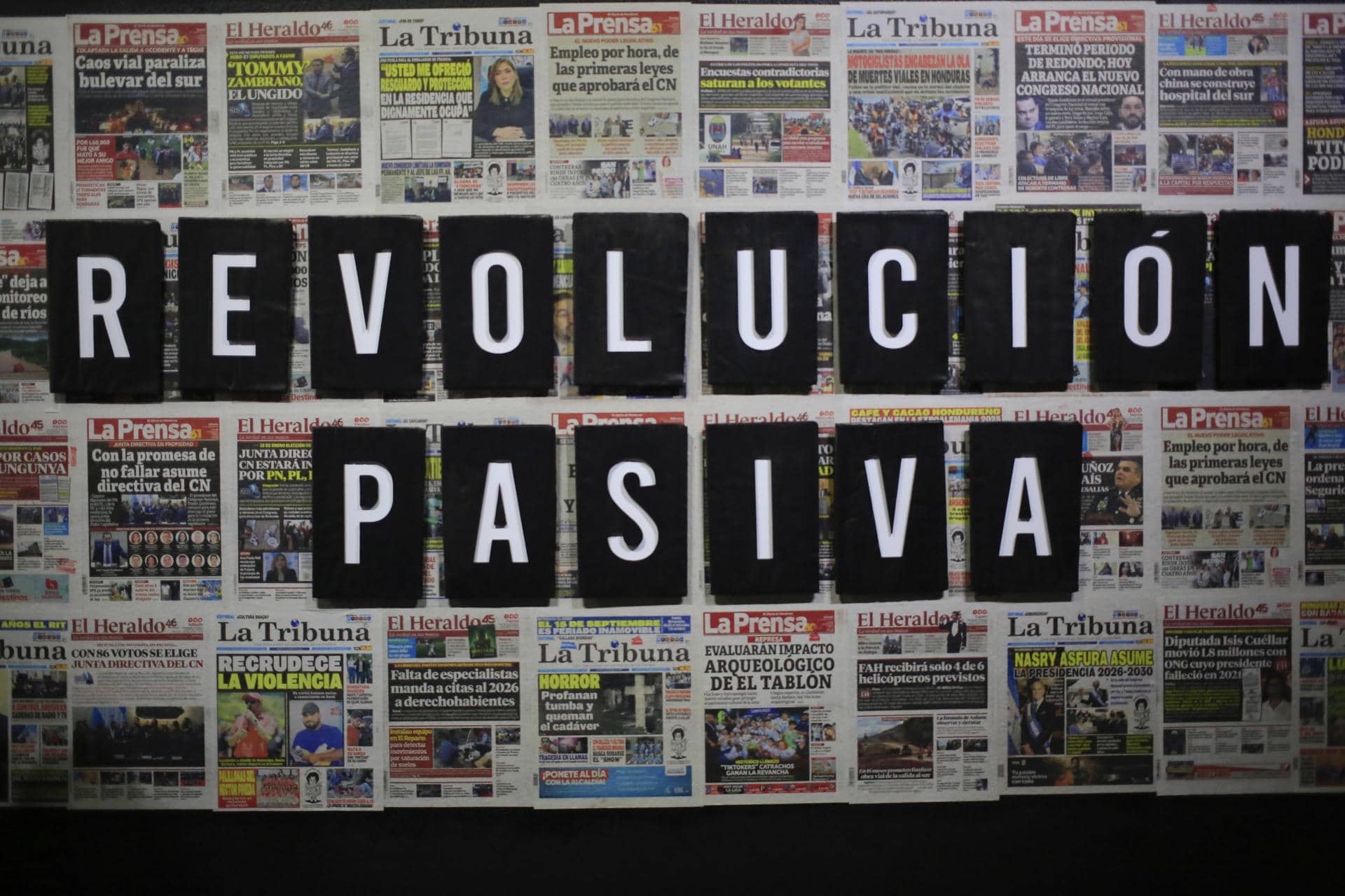 Fotografía que muestra una de las obras de la exposición 'Te odio: El odio como estrategia de poder y control político y social' este jueves, en Tegucigalpa (Honduras). EFE/Gustavo Amador