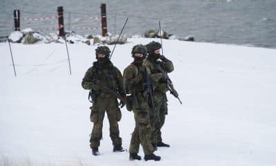Soldados desembarcando desde helicópteros sobre una costa nevada, lanchas flotando en el oleaje gris del Báltico y vehículos blindados emergiendo hacia una playa rodeada de dunas y árboles: la escena, simulada, evoca un escenario de guerra real en la costa alemana para mostrar la fuerza de despliegue rápido de la OTAN. La Alianza ha tomado una franja costera frente a Putlos, poniendo en escena una operación anfibia compleja con fuerzas españolas y turcas, el mayor ejercicio de la OTAN este año, para demostrar al enemigo la capacidad de reacción rápida de la Fuerza de Reacción Aliada (ARF), su fuerza multinacional de respuesta inmediata.-EFE/ Imane Rachidi