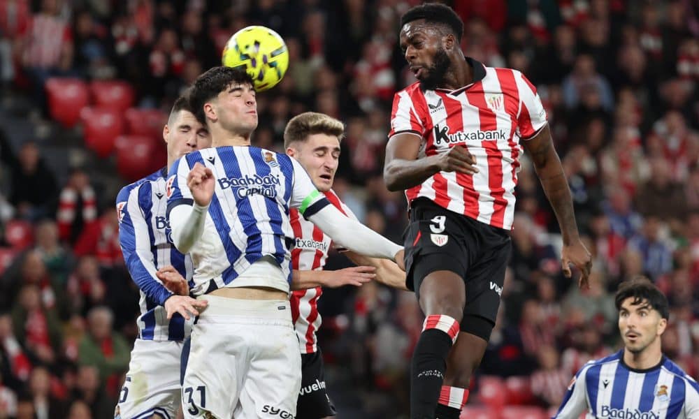 El delantero del Athletic Club, Iñaki Williams (d), remata ante los defensores de la Real Sociedad durante el encuentro correspondiente a la jornada 22 que Athletic y Real Sociedad jugaron el 1 de febrero en San Mamés. EFE / Luis Tejido.