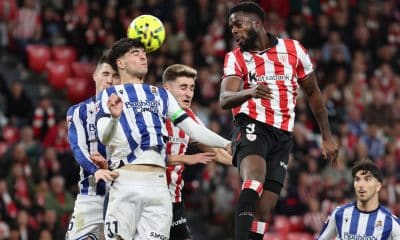 El delantero del Athletic Club, Iñaki Williams (d), remata ante los defensores de la Real Sociedad durante el encuentro correspondiente a la jornada 22 que Athletic y Real Sociedad jugaron el 1 de febrero en San Mamés. EFE / Luis Tejido.