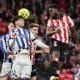 El delantero del Athletic Club, Iñaki Williams (d), remata ante los defensores de la Real Sociedad durante el encuentro correspondiente a la jornada 22 que Athletic y Real Sociedad jugaron el 1 de febrero en San Mamés. EFE / Luis Tejido.