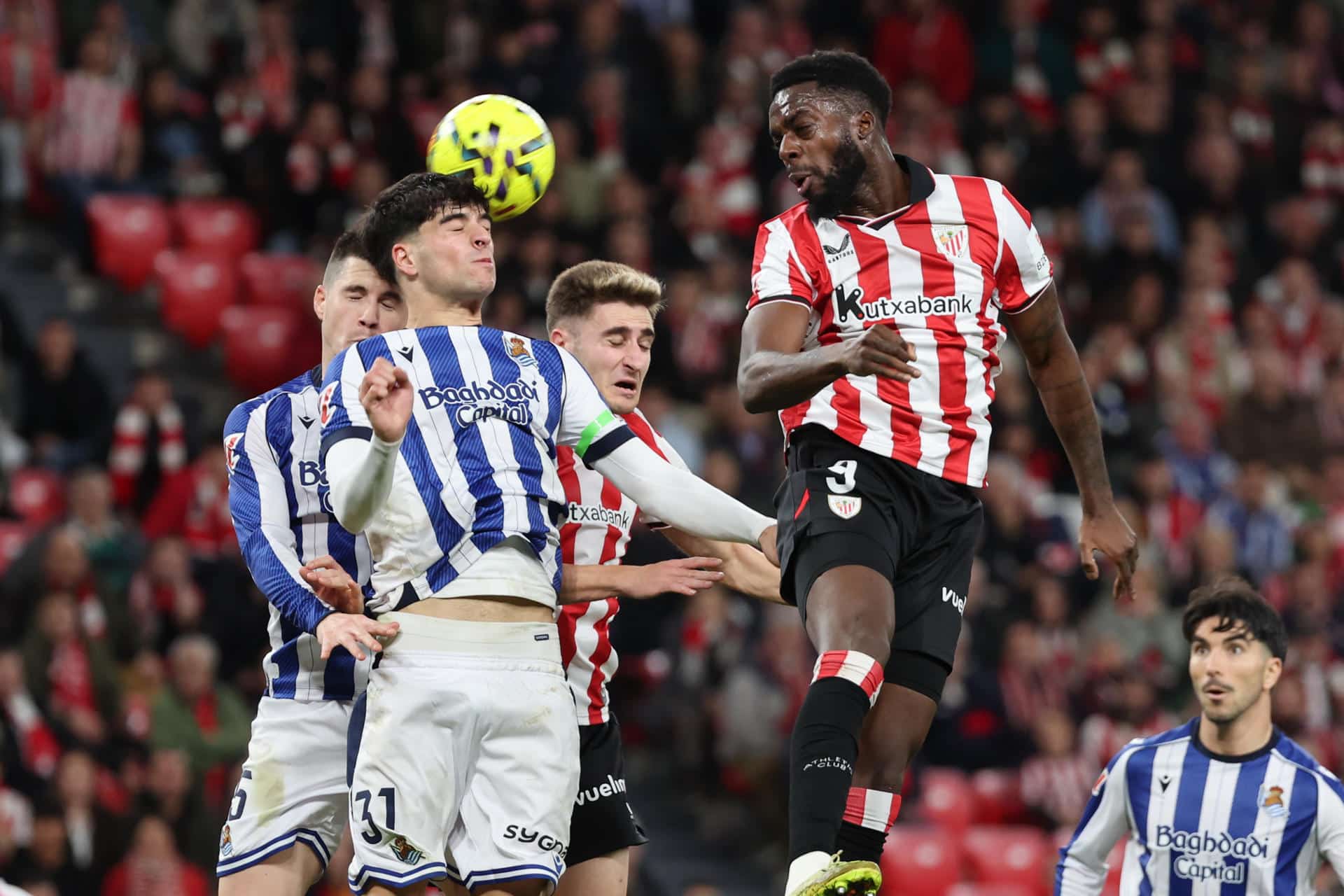 El delantero del Athletic Club, Iñaki Williams (d), remata ante los defensores de la Real Sociedad durante el encuentro correspondiente a la jornada 22 que Athletic y Real Sociedad jugaron el 1 de febrero en San Mamés. EFE / Luis Tejido.