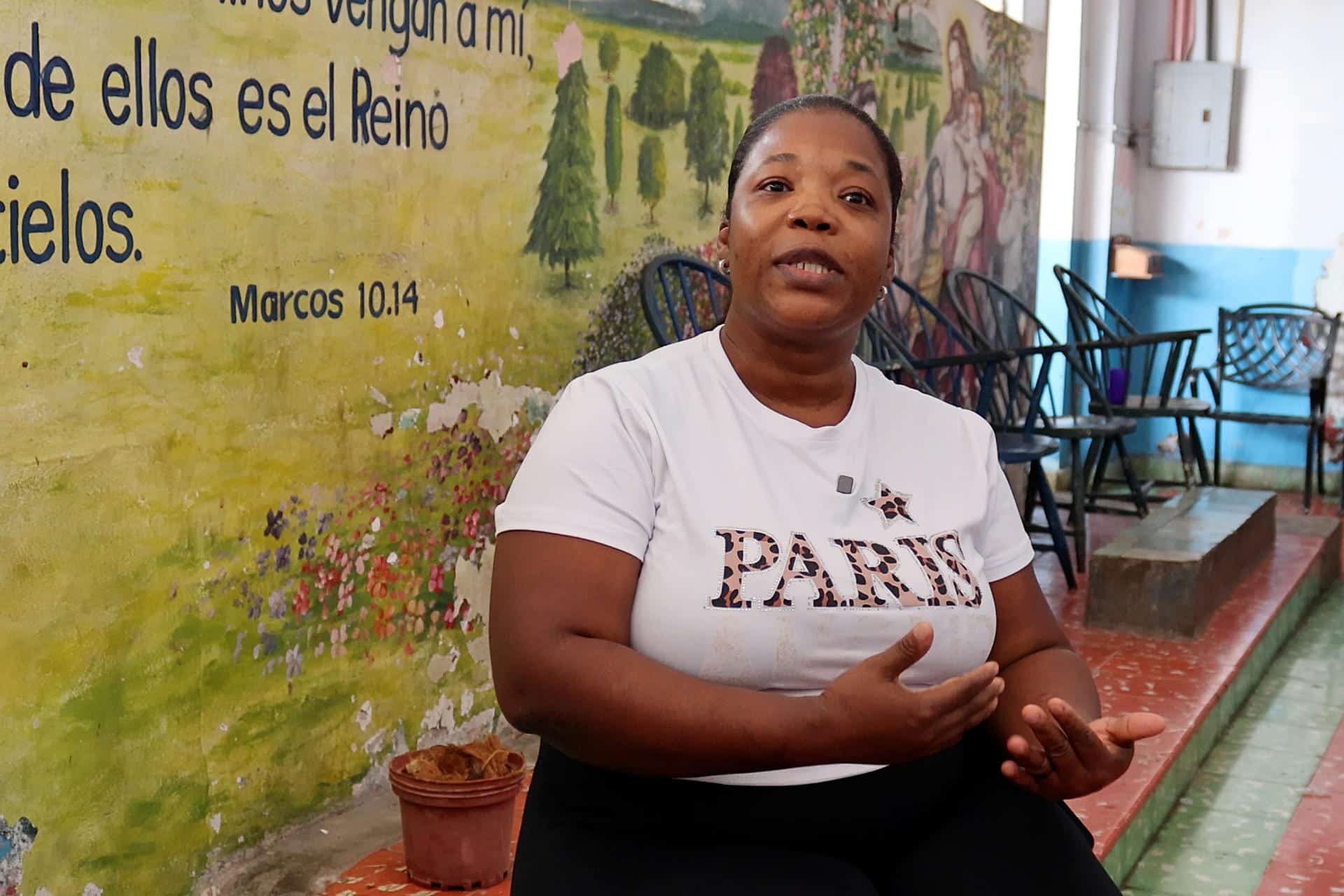 Fotografía del 8 de febrero de 2026 que muestra a Destina Dosiere hablando durante una entrevista con EFE en David (Panamá). EFE/ Marcelino Rosario