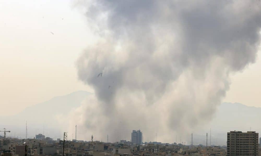 Varias columnas de humo se elevan en el centro de Teherán tras el ataque de Estados Unidos e Israel, 28 de febrero de 2026. EFE/EPA/ABEDIN TAHERKENAREH