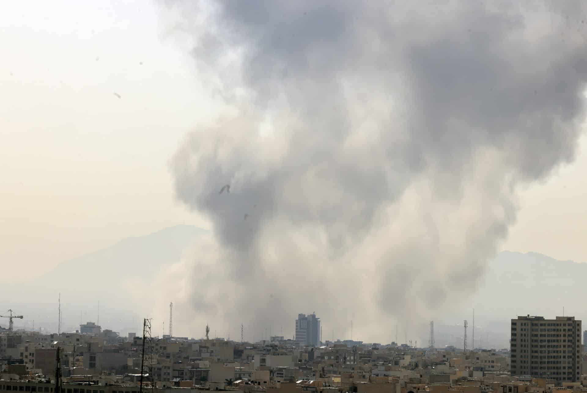 Varias columnas de humo se elevan en el centro de Teherán tras el ataque de Estados Unidos e Israel, 28 de febrero de 2026. EFE/EPA/ABEDIN TAHERKENAREH