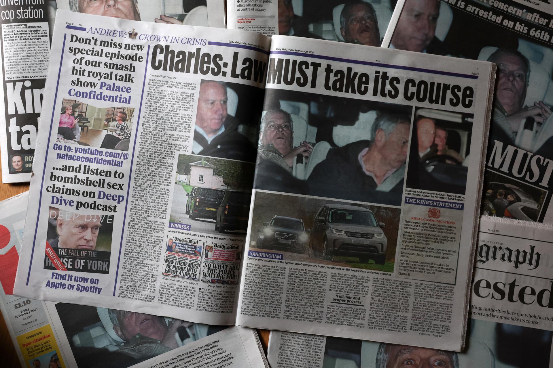 Archivo - LIVERPOOL (Reino Unido), 20/02/2026.- Periódicos británicos tras la detención del expríncipe Andrew Mountbatten-Windsor, arrestado el 19 de febrero por la Policía de Thames Valley bajo sospecha de mala conducta en el ejercicio de un cargo público. EFE/EPA/ADAM VAUGHAN