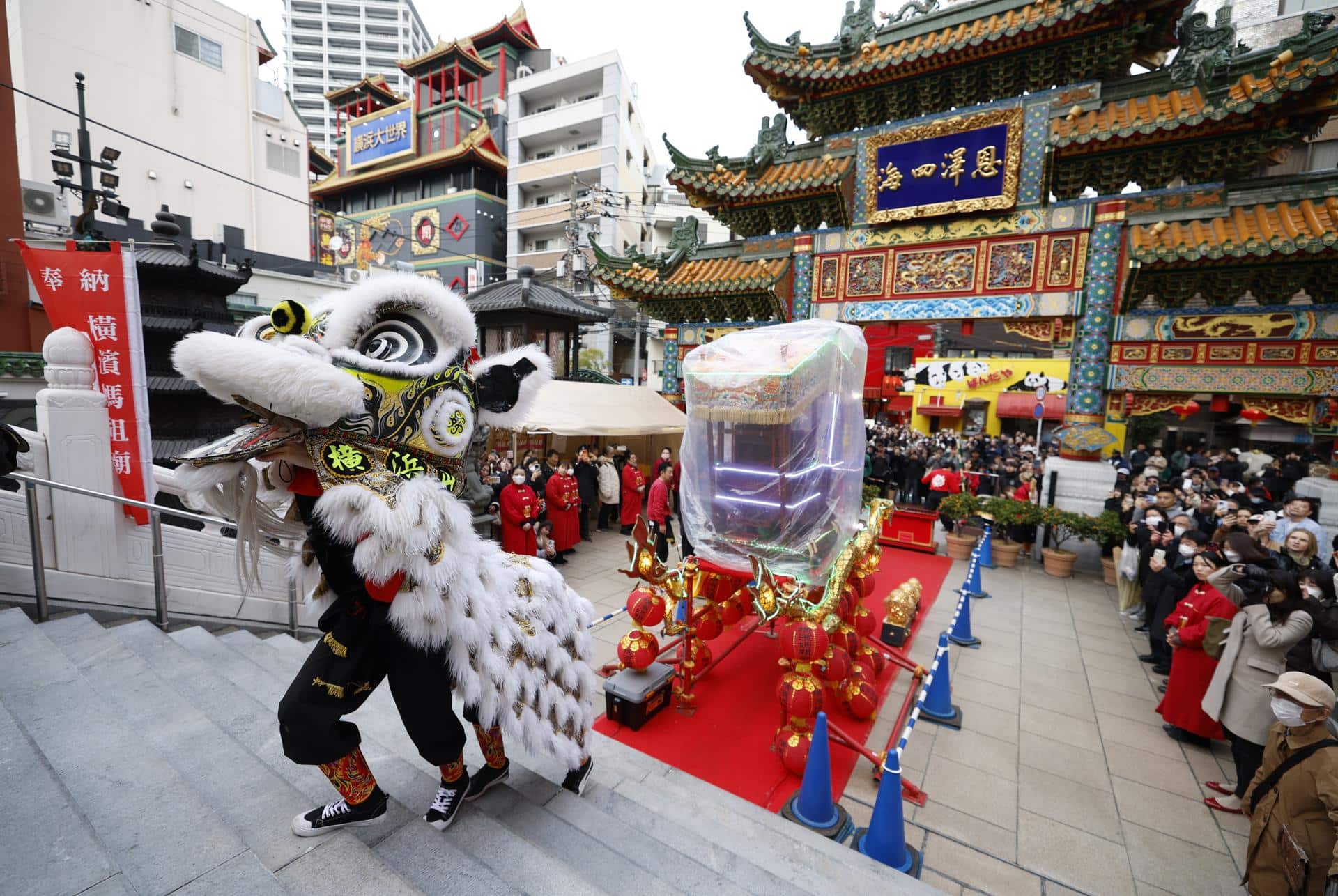 YOKOHAMA (Japón), 17/02/2026.- Celebraciones con motivo del Año Nuevo lunar en el barrio chino más grande de Japón, situado en Yokohama. EFE/EPA/FRANCK ROBICHON