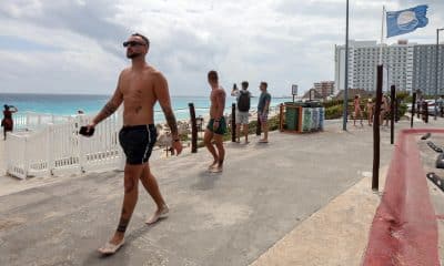 Turistas disfrutan de la playa este jueves, en el balneario de Cancún (México). EFE/Alonso Cupul