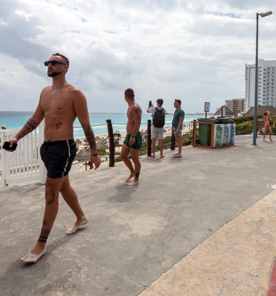 Turistas disfrutan de la playa este jueves, en el balneario de Cancún (México). EFE/Alonso Cupul