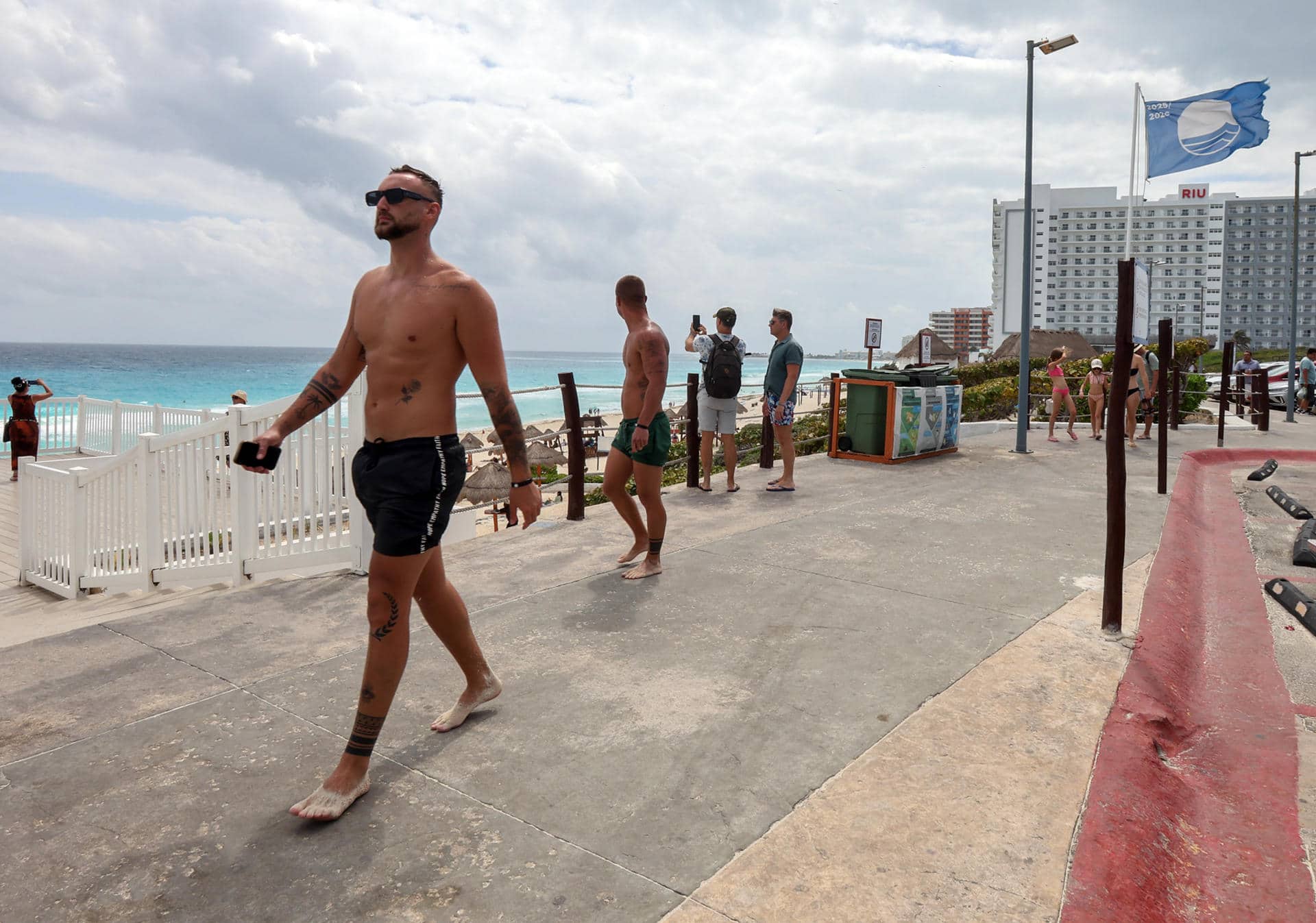 Turistas disfrutan de la playa este jueves, en el balneario de Cancún (México). EFE/Alonso Cupul